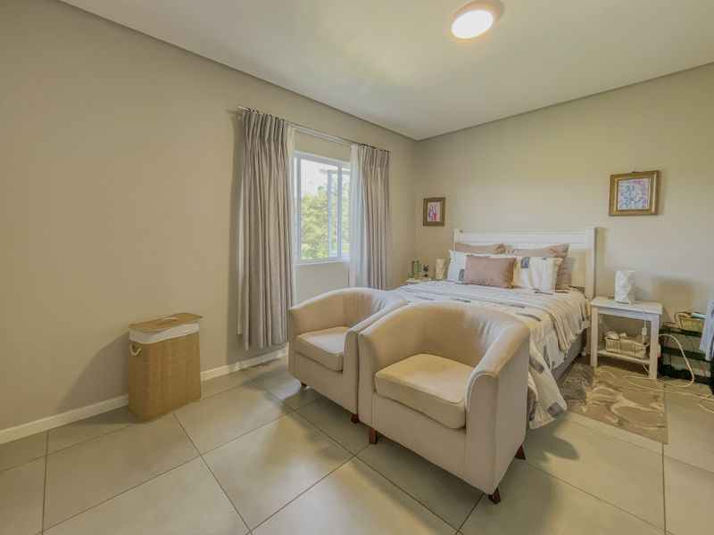 Modern Top-Floor Living with Dual En-Suite Bedrooms - Photo 3