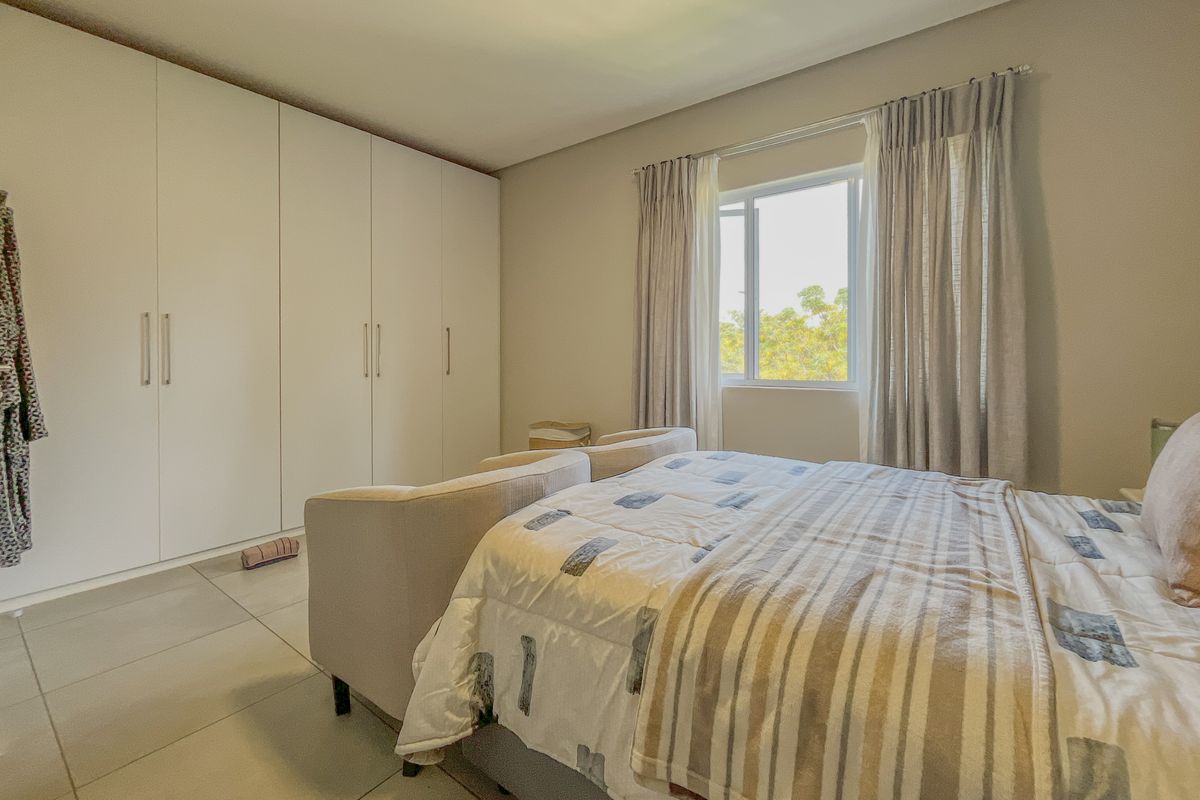 Modern Top-Floor Living with Dual En-Suite Bedrooms - Photo 5
