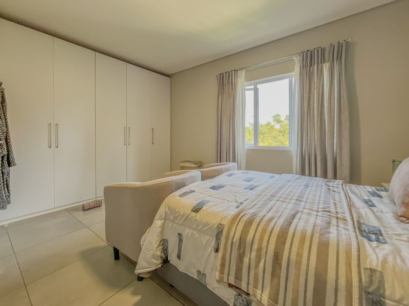 Modern Top-Floor Living with Dual En-Suite Bedrooms - Photo 5