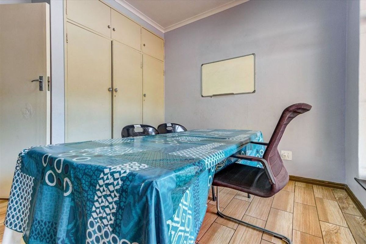 3 Bedroom family home with granny flat - Photo 5