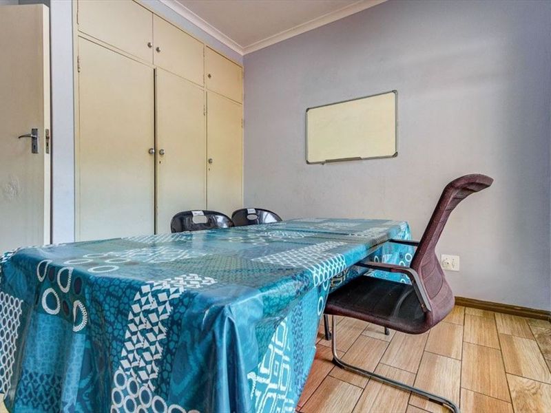 3 Bedroom family home with granny flat - Photo 5