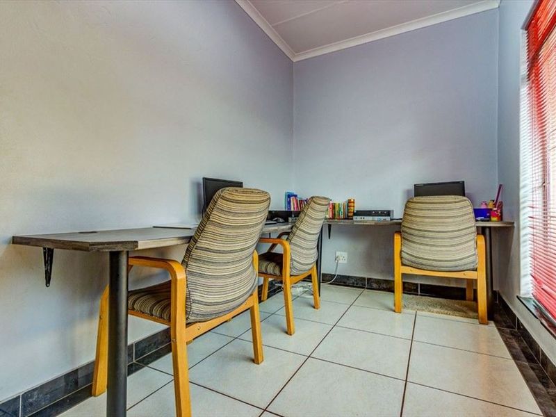 3 Bedroom family home with granny flat - Photo 10