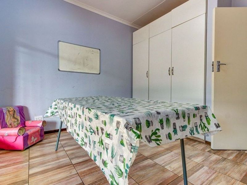 3 Bedroom family home with granny flat - Photo 8