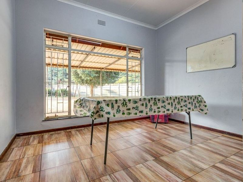 3 Bedroom family home with granny flat - Photo 7