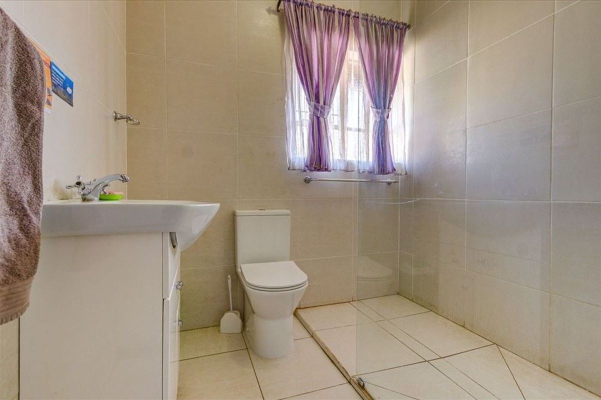 3 Bedroom family home with granny flat - Photo 3