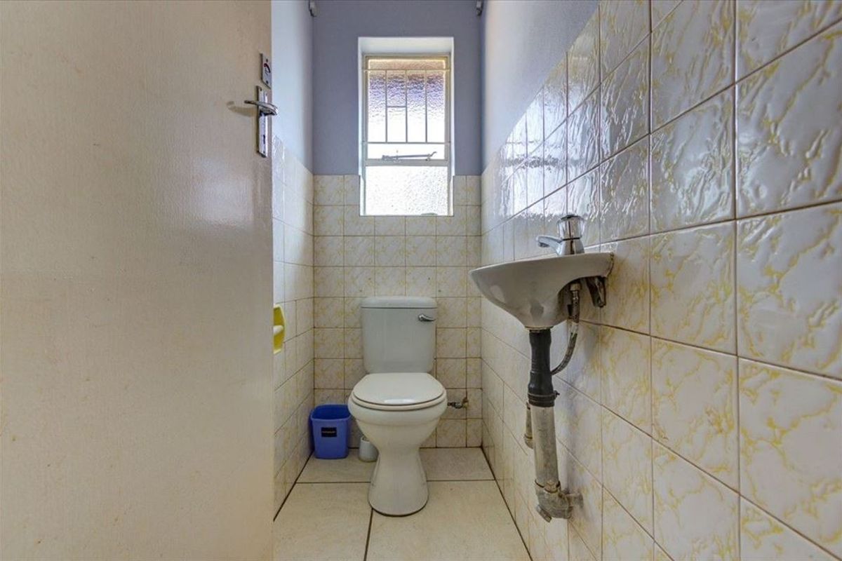3 Bedroom family home with granny flat - Photo 4