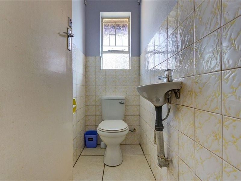 3 Bedroom family home with granny flat - Photo 4