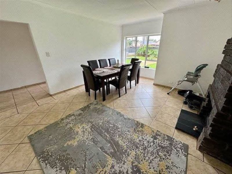 Double story with 3 beds and granny flat - Photo 10
