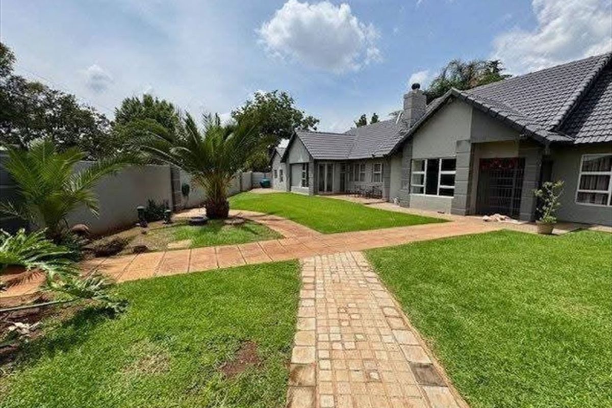Double story with 3 beds and granny flat - Photo 2