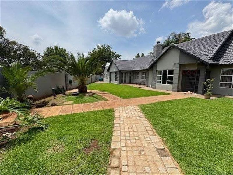 Double story with 3 beds and granny flat - Photo 2
