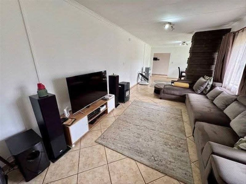Double story with 3 beds and granny flat - Photo 7