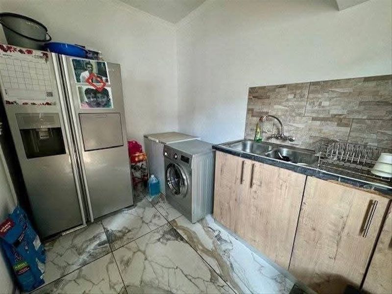 Double story with 3 beds and granny flat - Photo 6