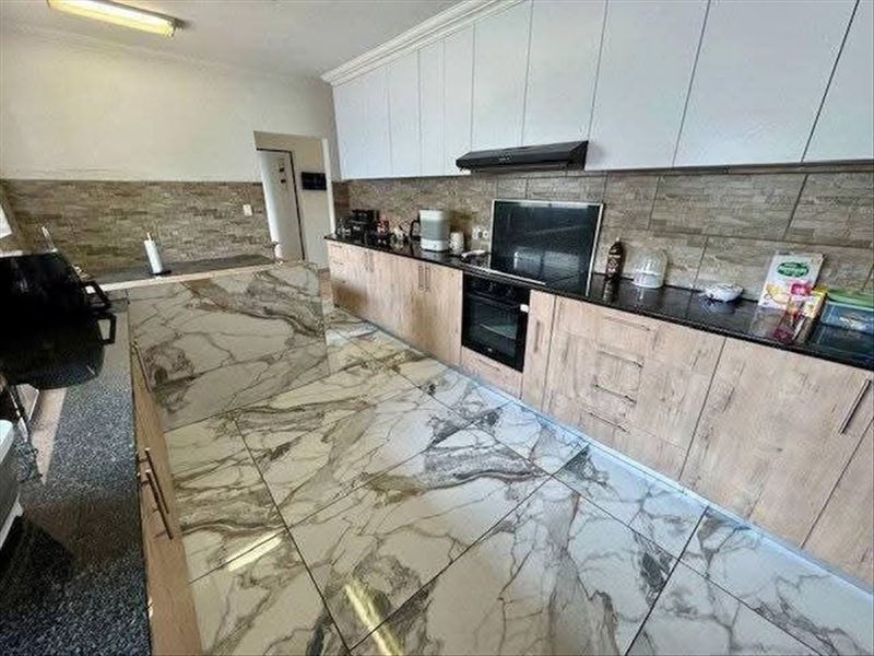 Double story with 3 beds and granny flat - Photo 4