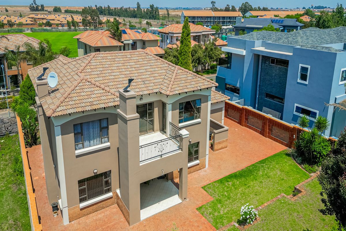 4 Bedroom House For Sale in Helderwyk Estate - Photo 4