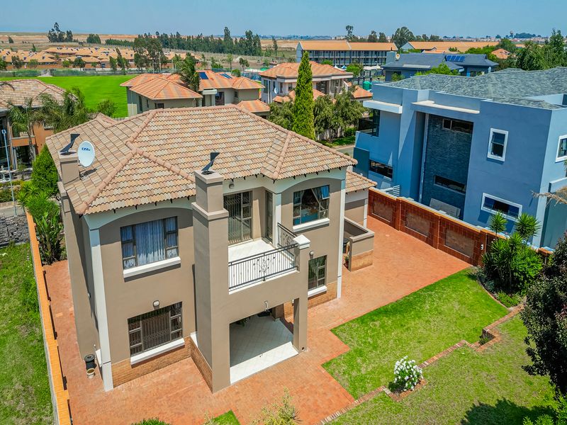 4 Bedroom House For Sale in Helderwyk Estate - Photo 4