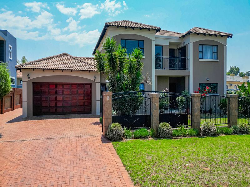 4 Bedroom House For Sale in Helderwyk Estate - Photo 2