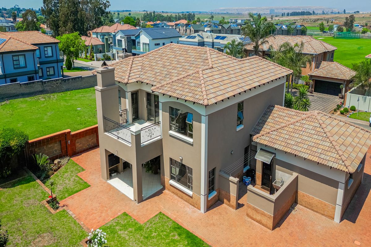 4 Bedroom House For Sale in Helderwyk Estate - Photo 5