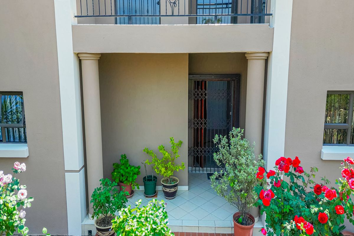 4 Bedroom House For Sale in Helderwyk Estate - Photo 3