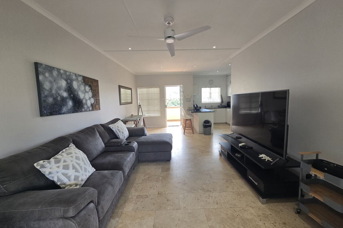Stunning Fully Furnished Top-Floor Apartment - Photo 3