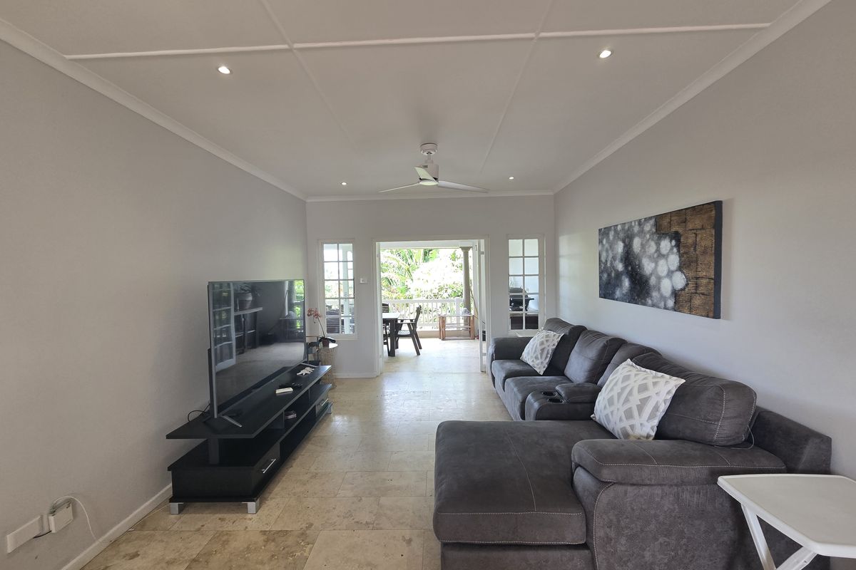 Stunning Fully Furnished Top-Floor Apartment - Photo 2