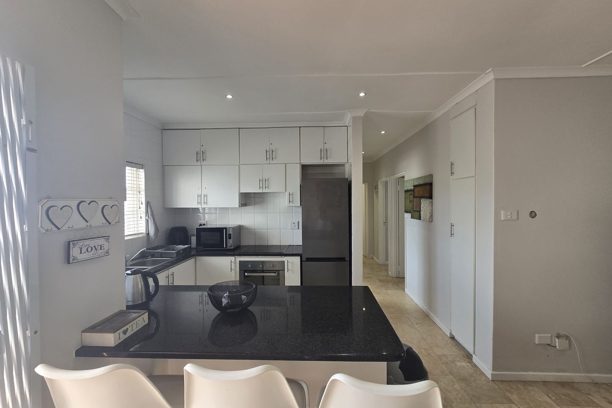 Stunning Fully Furnished Top-Floor Apartment - Photo 5