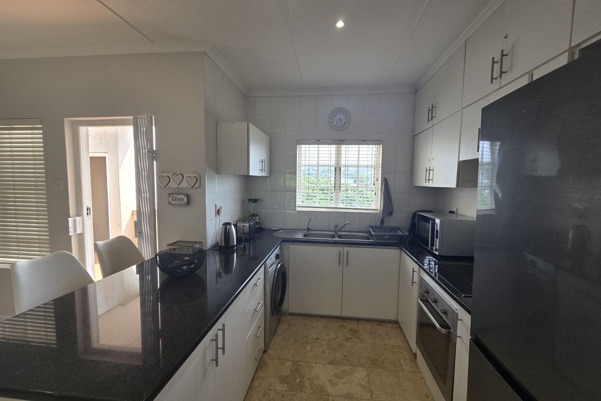Stunning Fully Furnished Top-Floor Apartment - Photo 4
