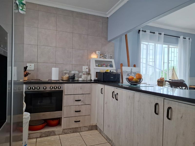 Rustic 3-Bedroom Family Home with Ocean Views and a Spacious Pet-Friendly Garden – Westbrook - Photo 9