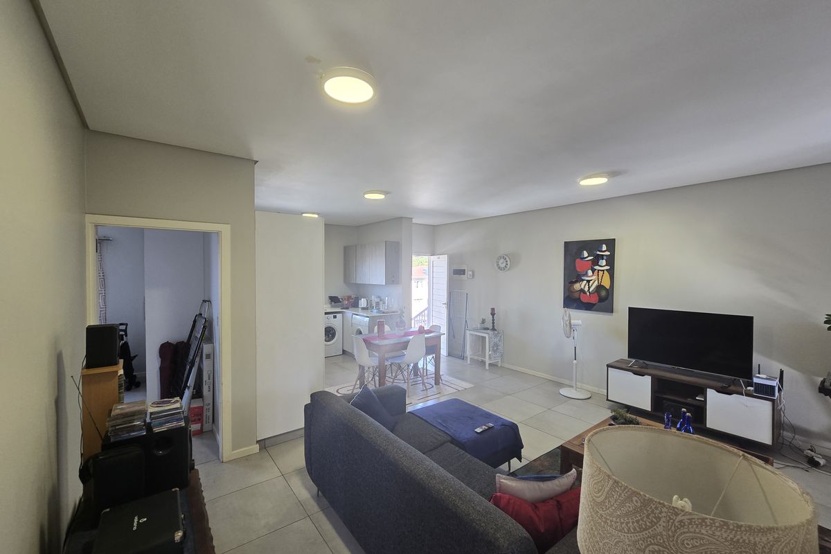 Beautiful Top-Floor Apartment in Manor Estate - Photo 3