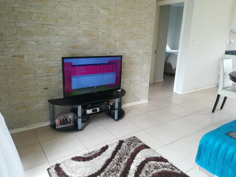 2-Bedroom Top-Floor Apartment in Manor Estate - Photo 6