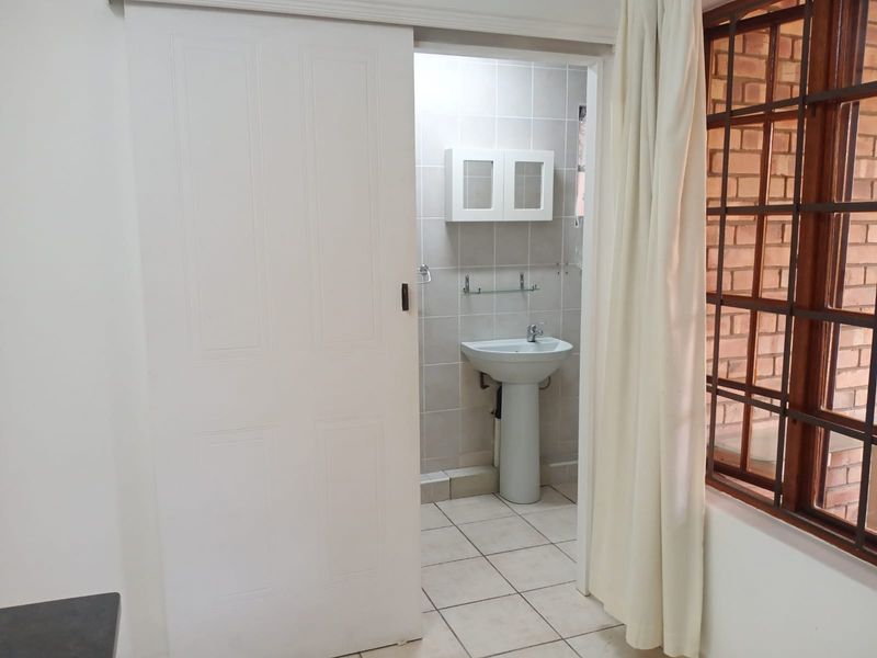 Studio Flat with private courtyard - Photo 7