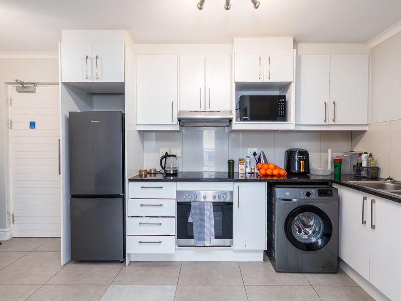 Spacious 2 Bedroom, 2 Bathroom Apartment for rent in a Secure Lifestyle Building - Photo 1