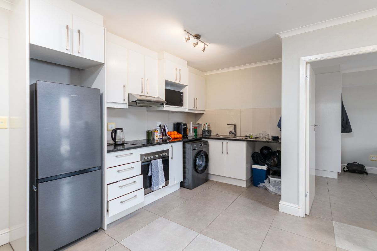 Spacious 2 Bedroom, 2 Bathroom Apartment for rent in a Secure Lifestyle Building - Photo 2