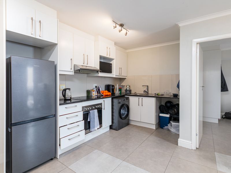 Spacious 2 Bedroom, 2 Bathroom Apartment for rent in a Secure Lifestyle Building - Photo 2