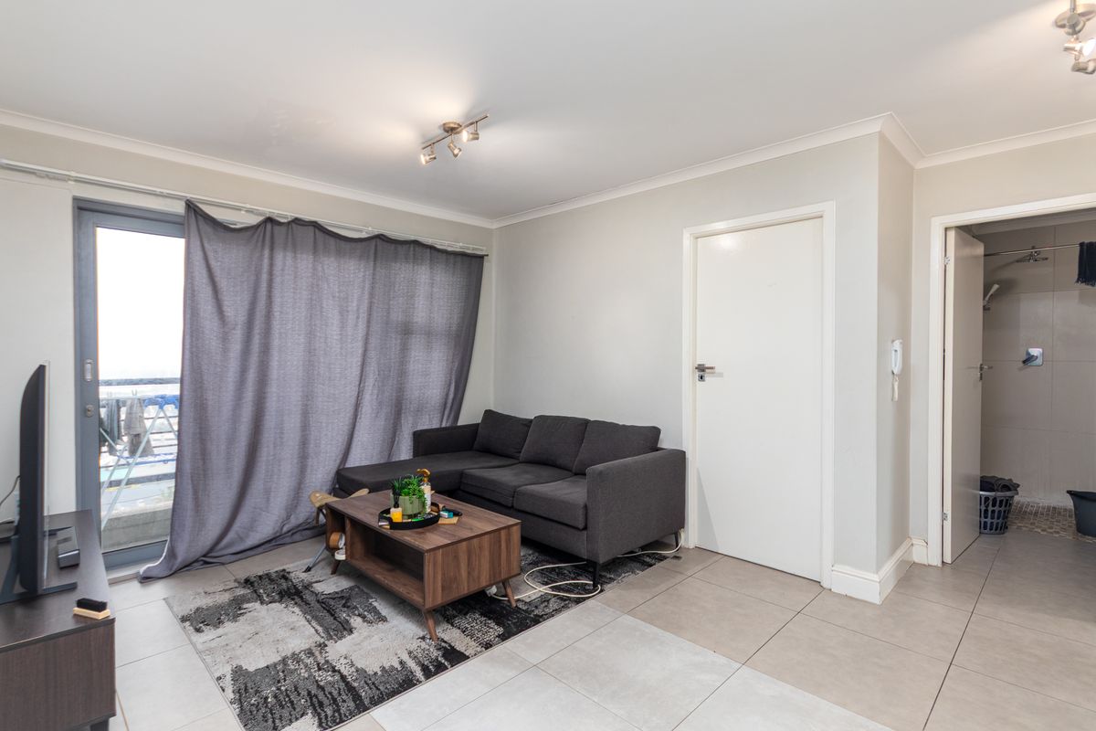 Spacious 2 Bedroom, 2 Bathroom Apartment for rent in a Secure Lifestyle Building - Photo 3