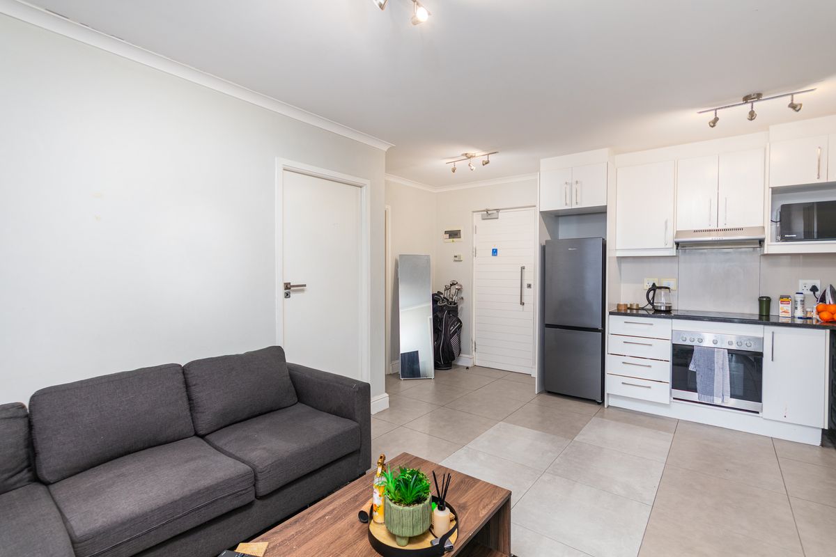 Spacious 2 Bedroom, 2 Bathroom Apartment for rent in a Secure Lifestyle Building - Photo 4