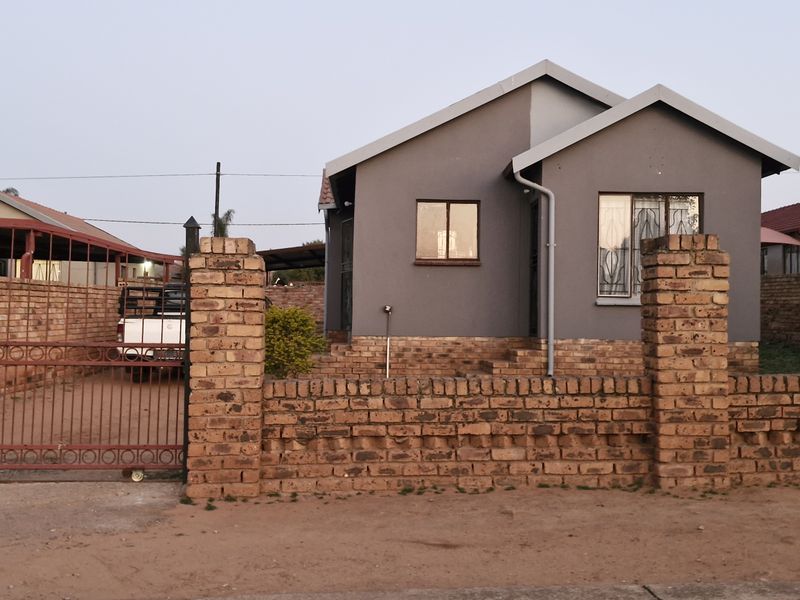 3 BEDROOM HOUSE FOR SALE IN MAHUBE VALLEY FOR R850 000 - Photo 1