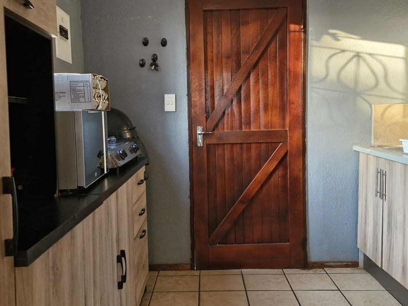 3 BEDROOM HOUSE FOR SALE IN MAHUBE VALLEY FOR R850 000 - Photo 8