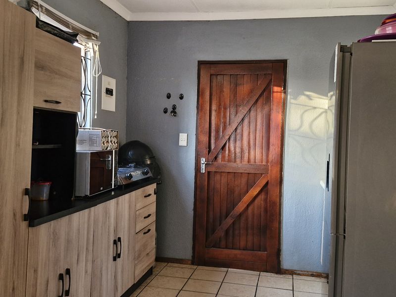 3 BEDROOM HOUSE FOR SALE IN MAHUBE VALLEY FOR R850 000 - Photo 6