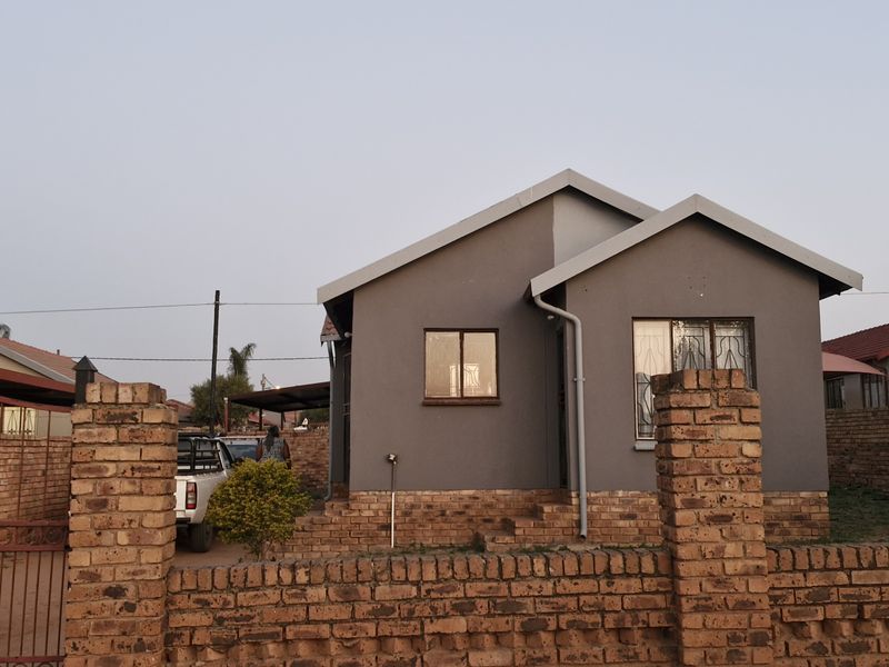3 BEDROOM HOUSE FOR SALE IN MAHUBE VALLEY FOR R850 000 - Photo 2