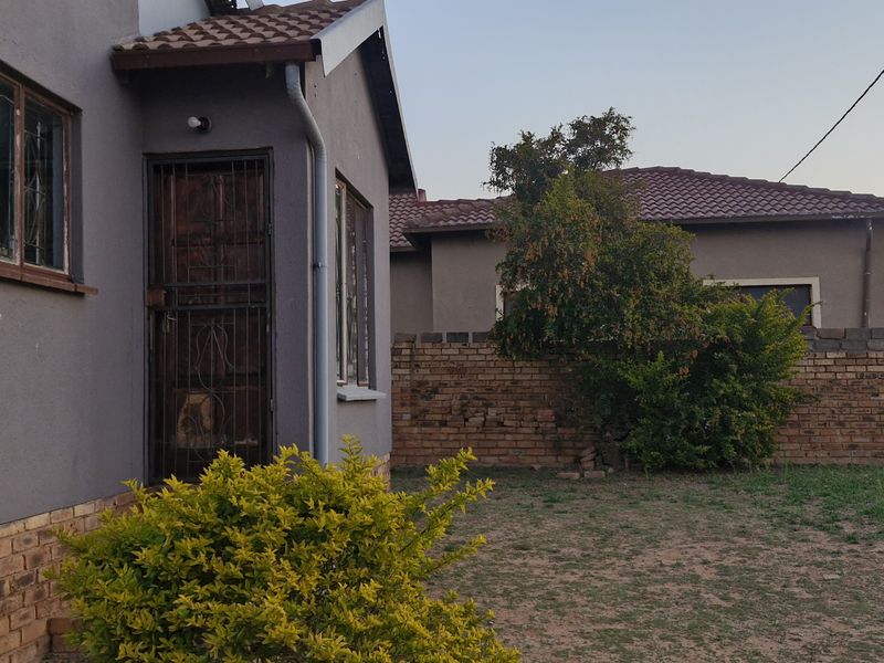 3 BEDROOM HOUSE FOR SALE IN MAHUBE VALLEY FOR R850 000 - Photo 4