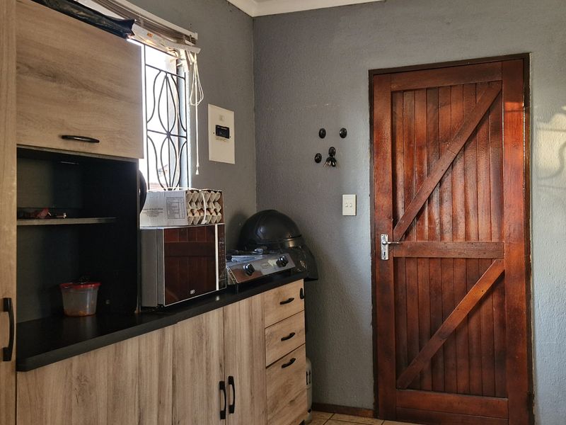 3 BEDROOM HOUSE FOR SALE IN MAHUBE VALLEY FOR R850 000 - Photo 5