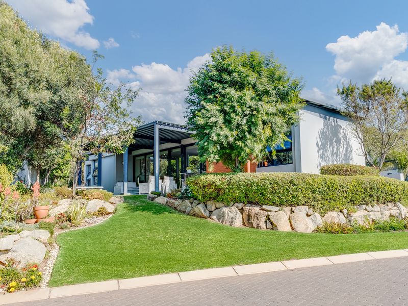 ELEGANT FREE-FLOWING VILLA OFFERING BREATHTAKING HEAVENLY VIEWS - Photo 1