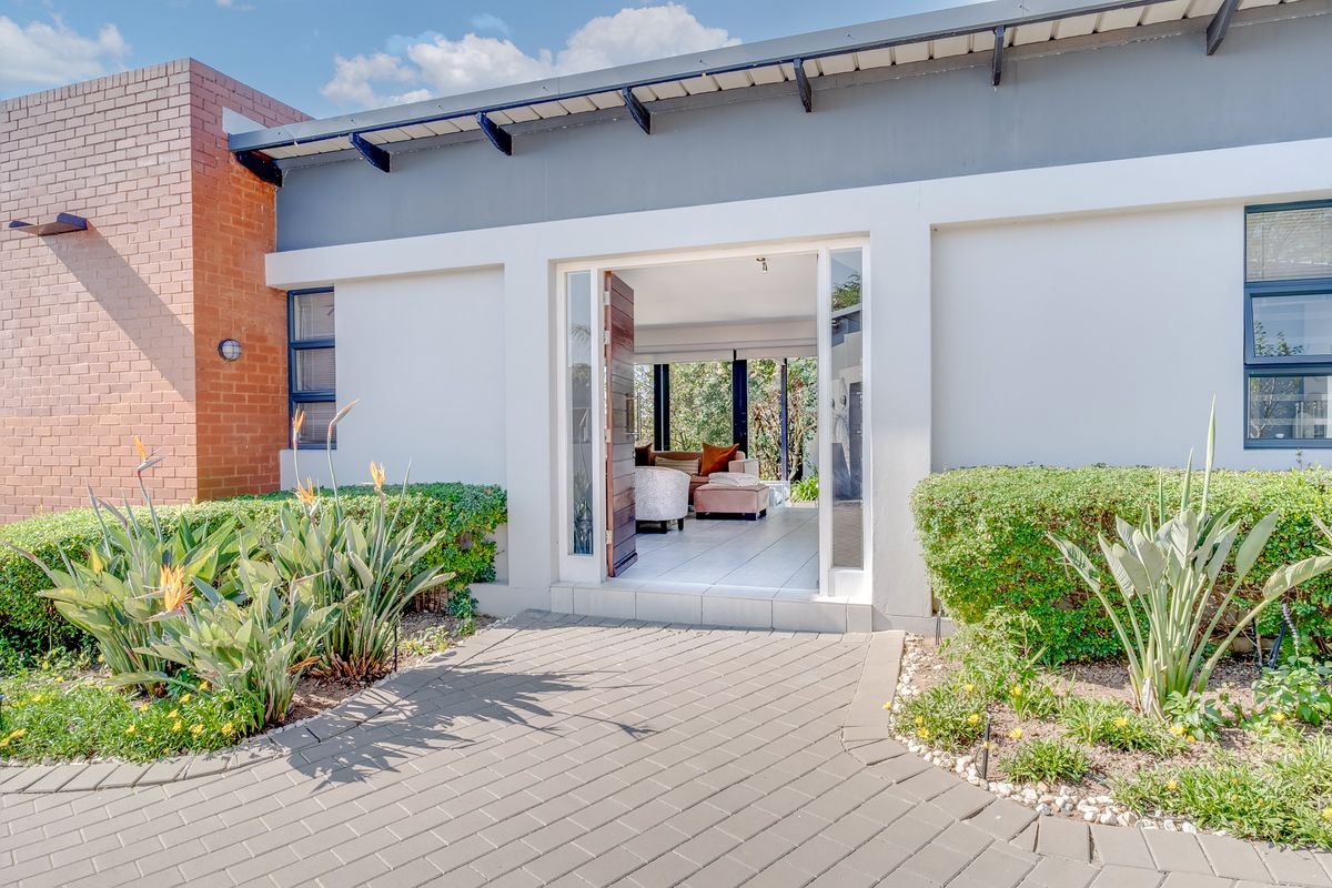 ELEGANT FREE-FLOWING VILLA OFFERING BREATHTAKING HEAVENLY VIEWS - Photo 2