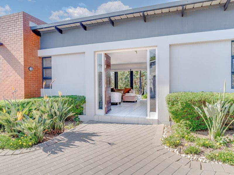 ELEGANT FREE-FLOWING VILLA OFFERING BREATHTAKING HEAVENLY VIEWS - Photo 2
