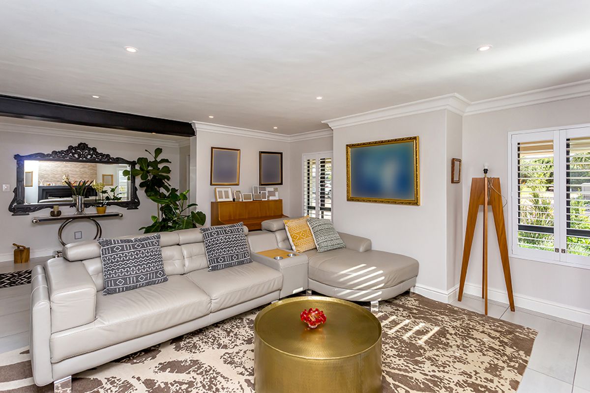 Beautifully renovated family home in prestigious Atlantic Beach Estate - Photo 4