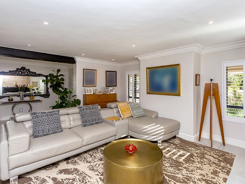 Beautifully renovated family home in prestigious Atlantic Beach Estate - Photo 4