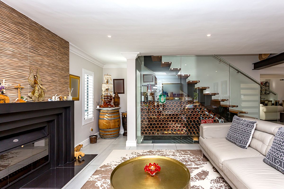 Beautifully renovated family home in prestigious Atlantic Beach Estate - Photo 3