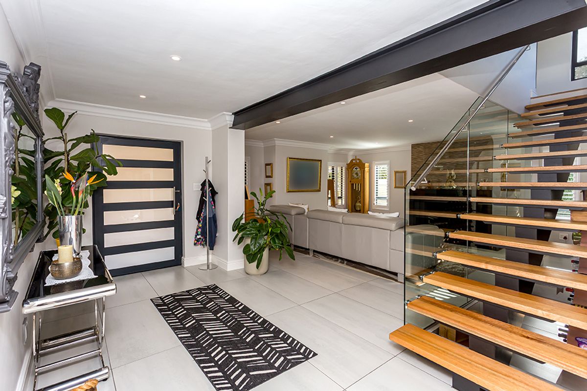 Beautifully renovated family home in prestigious Atlantic Beach Estate - Photo 2