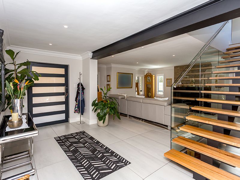 Beautifully renovated family home in prestigious Atlantic Beach Estate - Photo 2