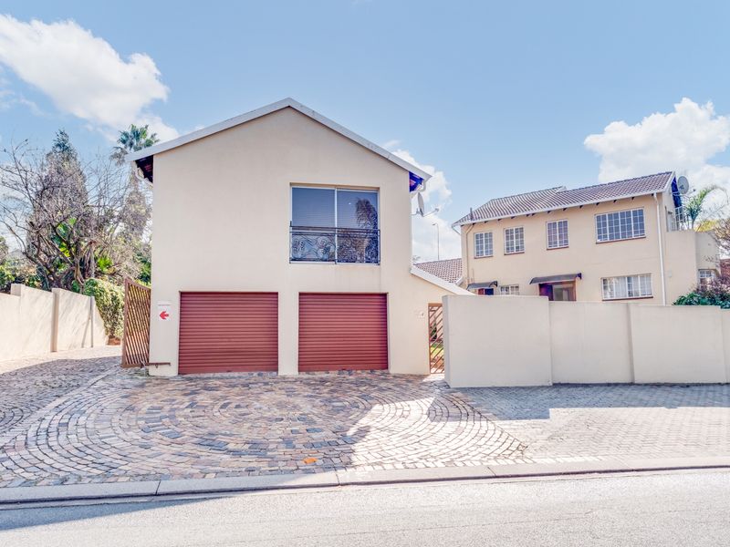 4 BEDROOM LIVE-WORK PROPERTY WITH COTTAGES, OFFICES, SOLAR & POOL - Photo 1